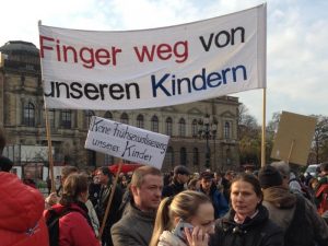 Besorgte Bürger vor der Dresdner Semperoper (Foto: Nollendorfblog)